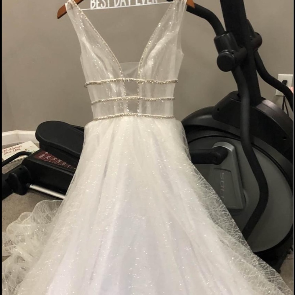 Absolutely gorgeous wedding dress